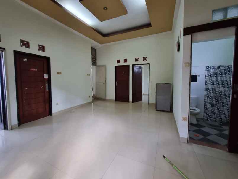 dijual kost 400 meter kampus isi