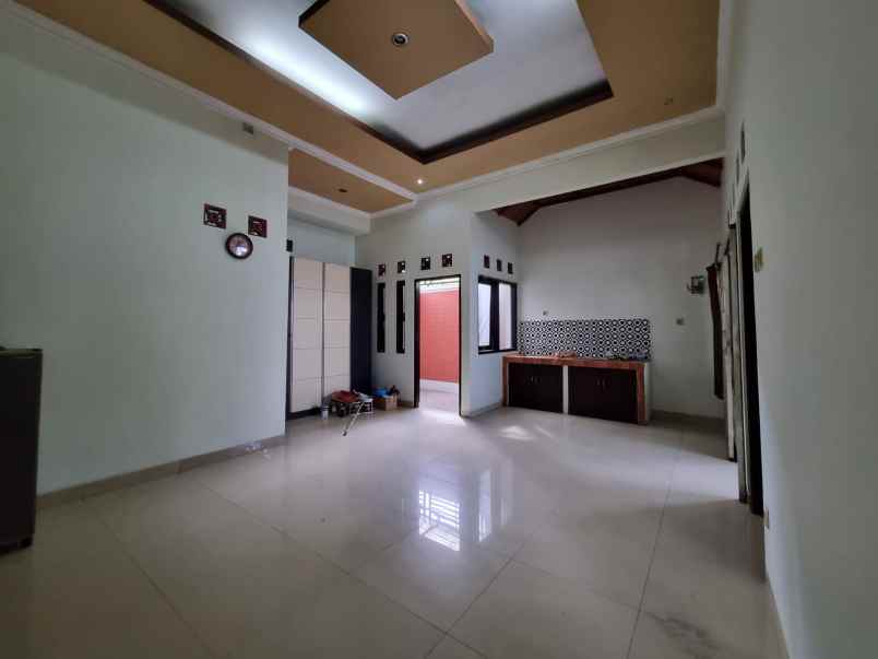 dijual kost 400 meter kampus isi