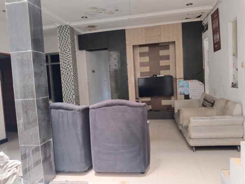 dijual kost semampir utara