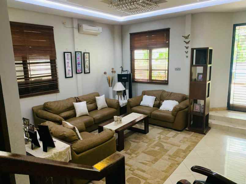 dijual rumah 2 lantai full furnish ada swimming pool