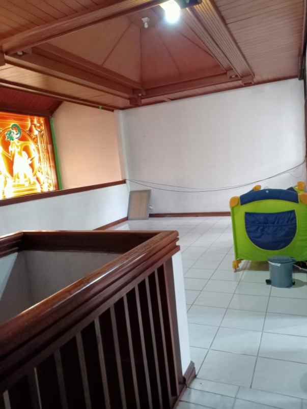 dijual rumah 2 lantai mewah arsitektur motif kayu jati