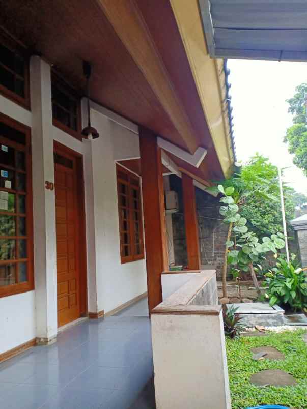 dijual rumah 2 lantai mewah arsitektur motif kayu jati