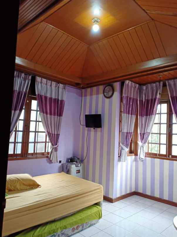 dijual rumah 2 lantai mewah arsitektur motif kayu jati