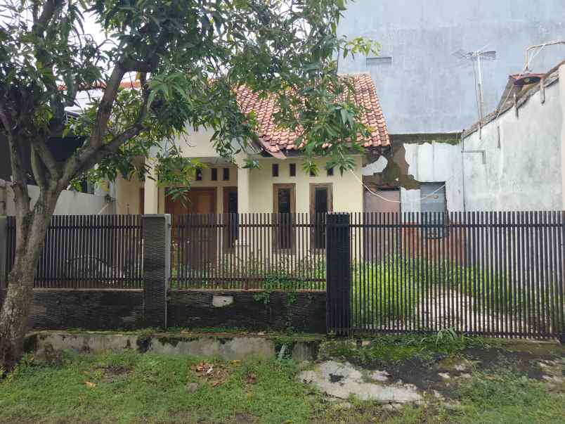 dijual rumah apa ada nya lokasi strategis di perumahan