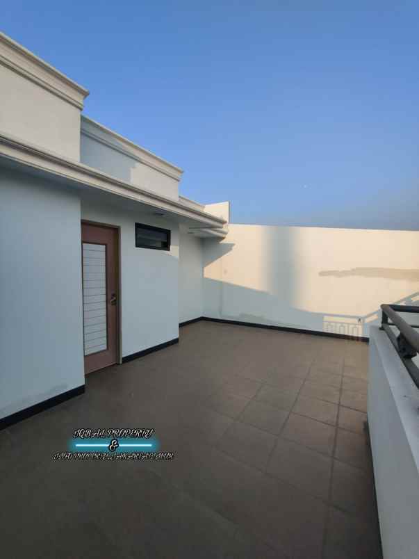dijual rumah baru dengan rofftop siap huni