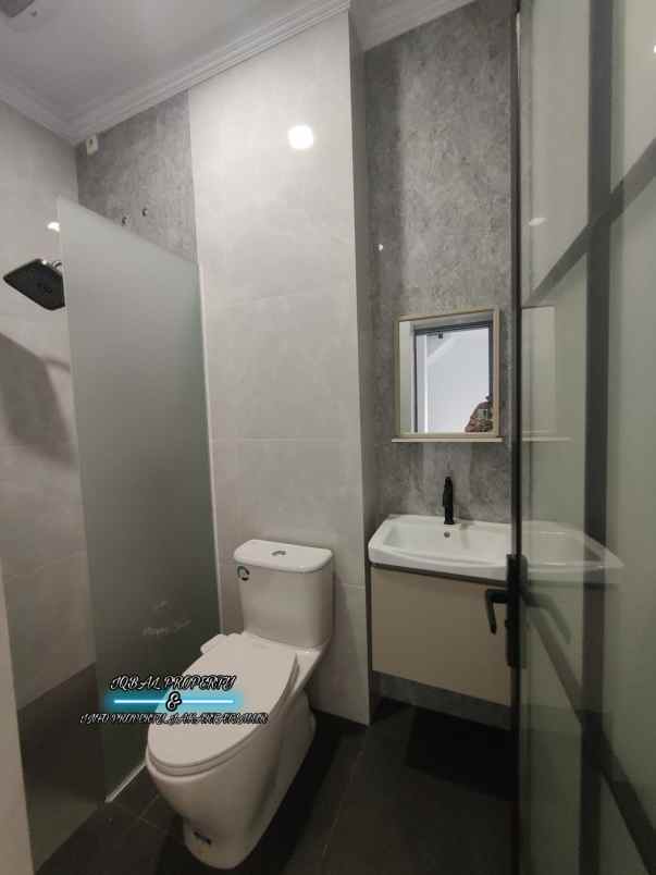 dijual rumah baru dengan rofftop siap huni