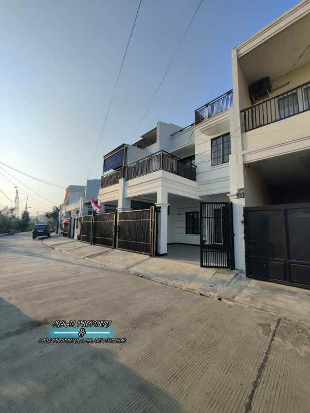 dijual rumah baru dengan rofftop siap huni