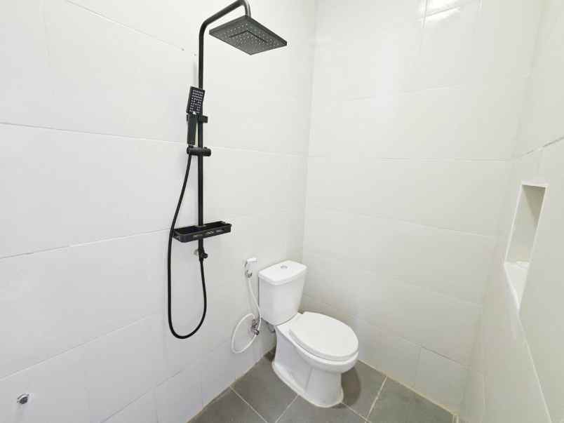 dijual rumah boulevard hijau kota