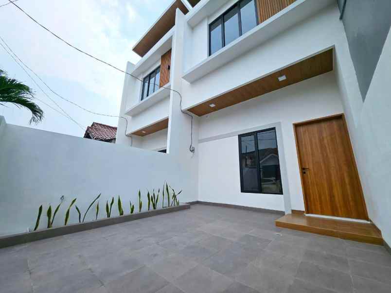 dijual rumah boulevard hijau kota