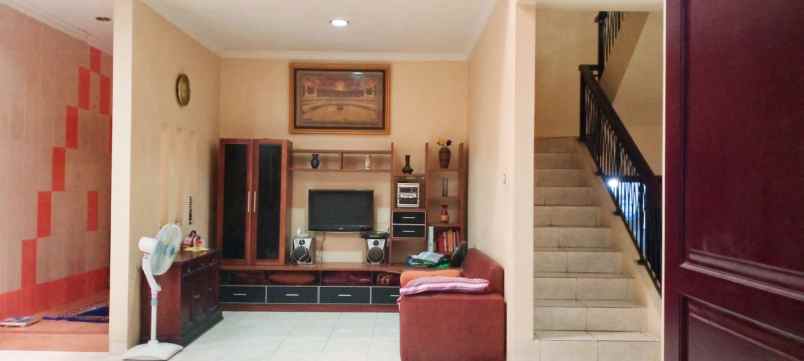 dijual rumah boulevard hijau regency