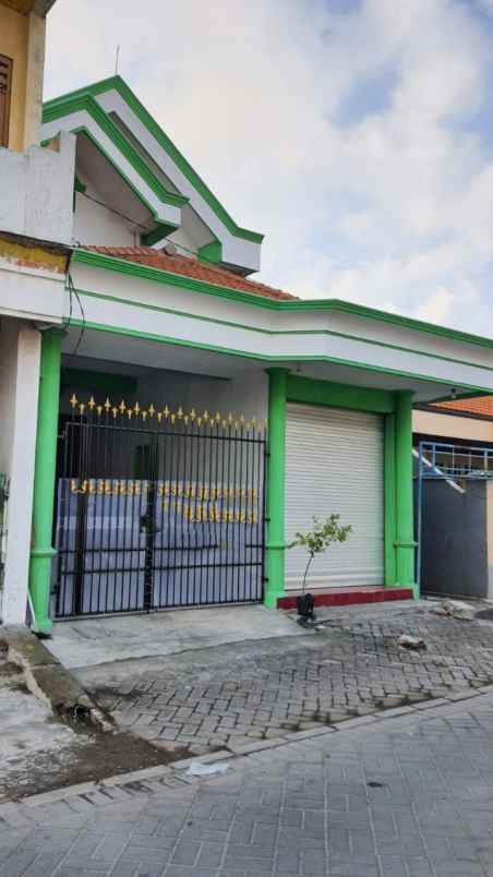 dijual rumah bratang lapangan