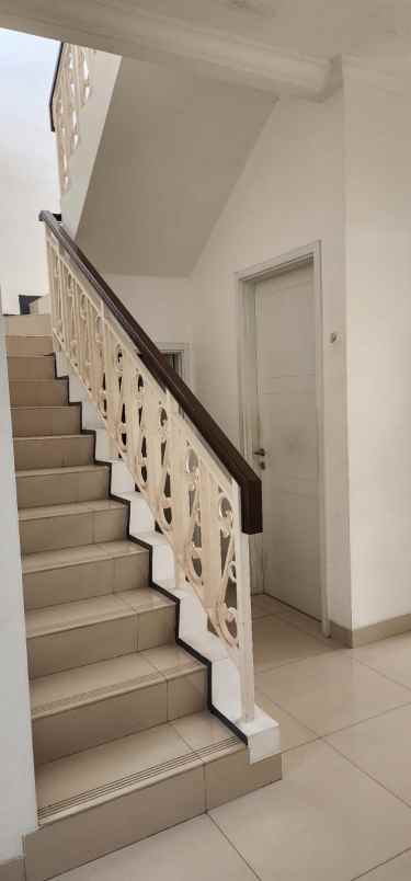 dijual rumah cluster south thames