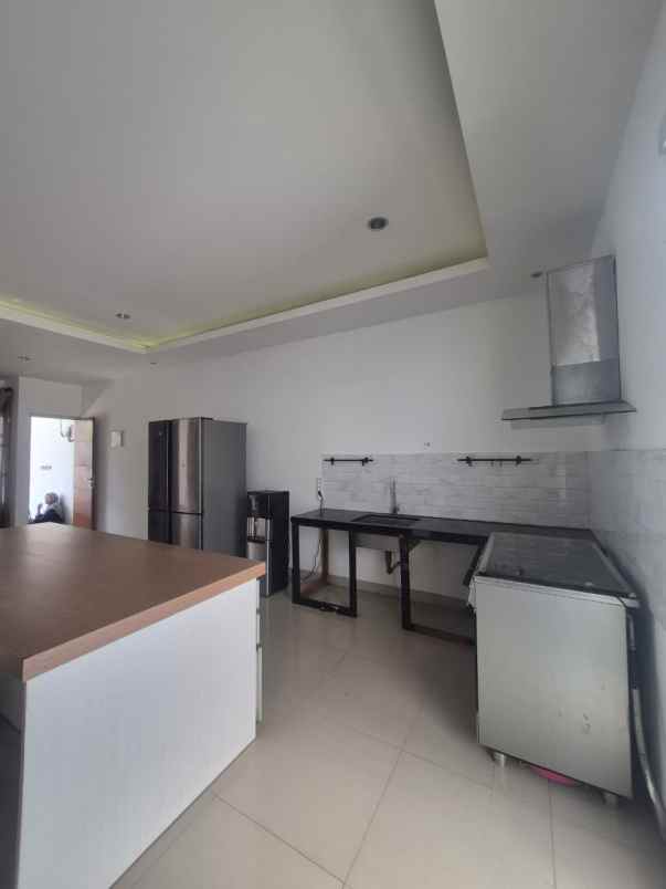 dijual rumah dalam cluster siap huni semi furnished