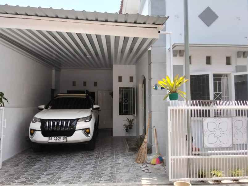 dijual rumah depok sleman