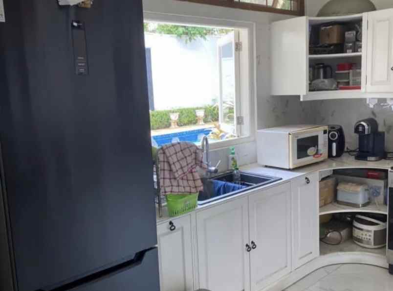 dijual rumah di jalan radio kota jakarta selatan shm