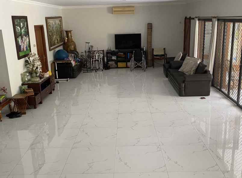 dijual rumah di jalan radio kota jakarta selatan shm