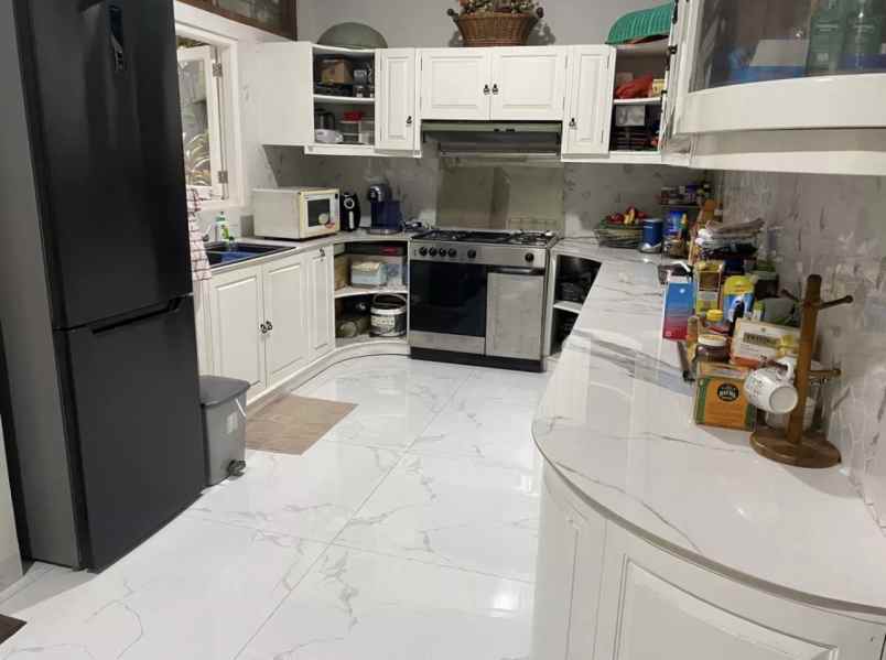 dijual rumah di jalan radio kota jakarta selatan shm