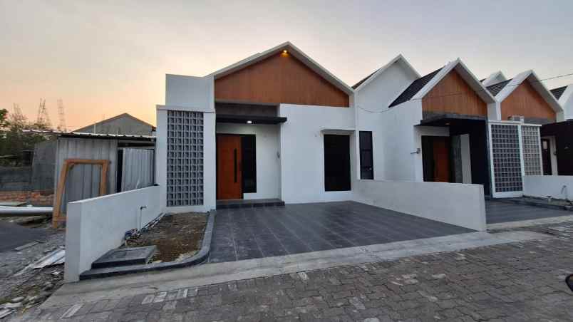 dijual rumah di perum bpd lll residence semarang