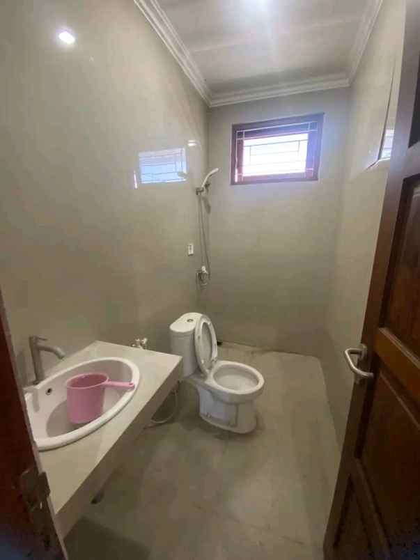 dijual rumah gedong kuning