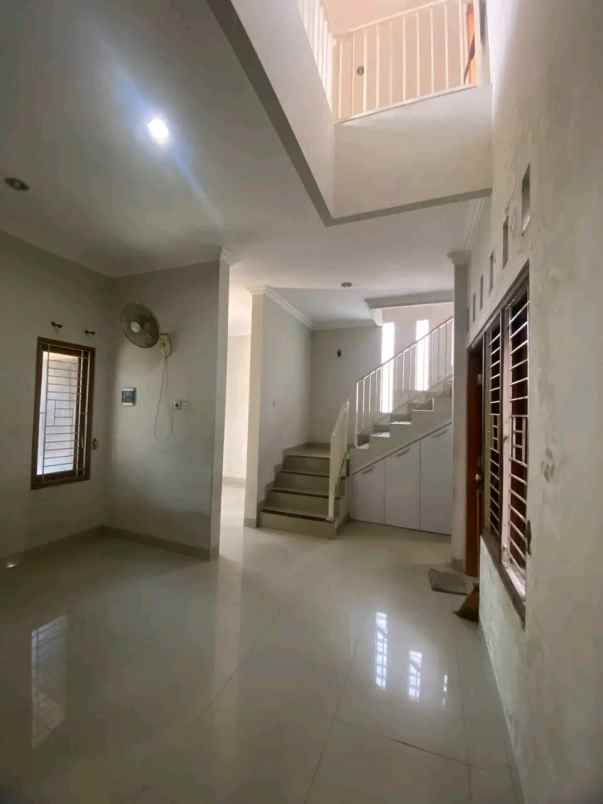 dijual rumah gedong kuning