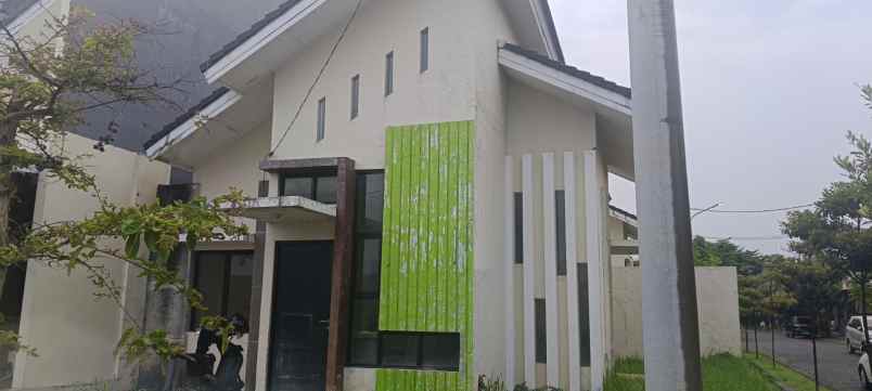 dijual rumah green ara