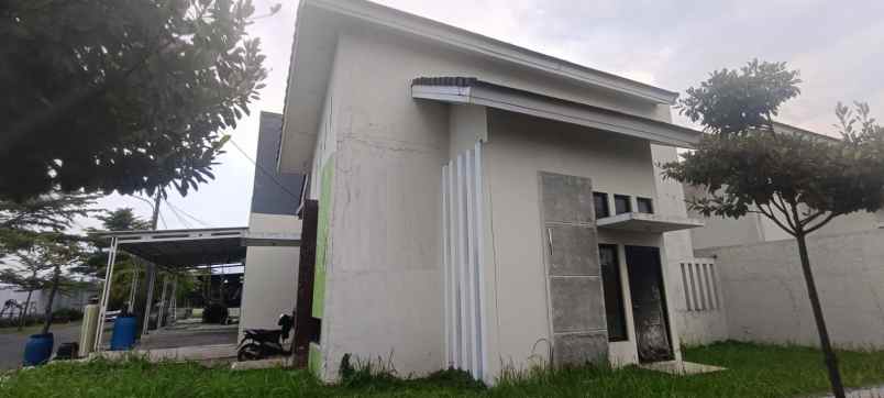 dijual rumah green ara