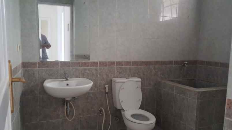 dijual rumah hook di legenda wisata cibubur