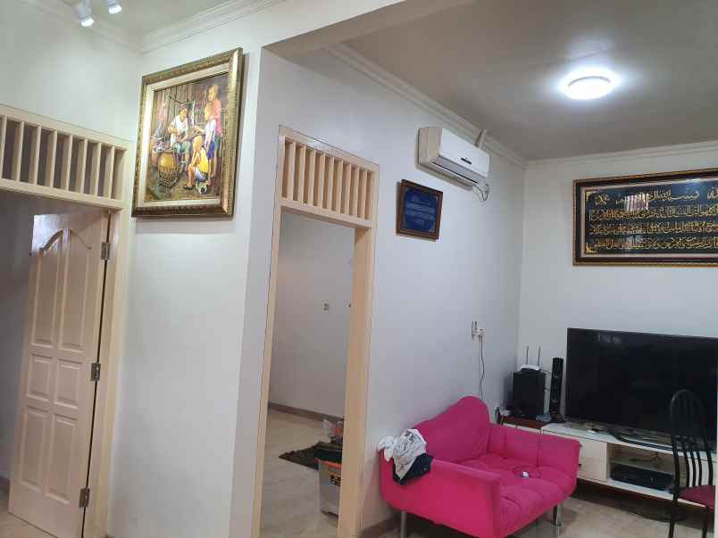 dijual rumah jadul aman asri