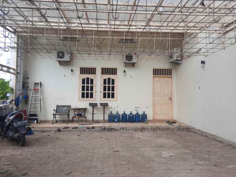 dijual rumah jadul aman asri