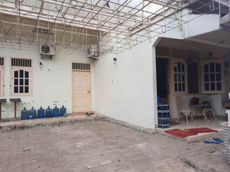 dijual rumah jadul aman asri