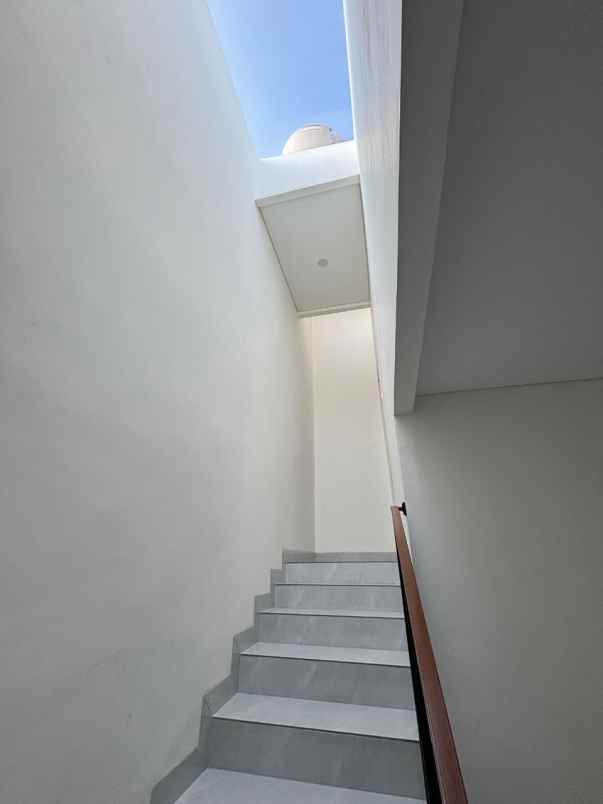 dijual rumah jalan kelapa puyuh