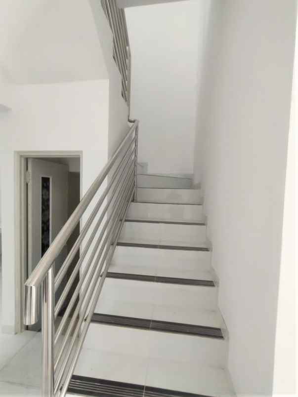 dijual rumah jalan mutiara gading city