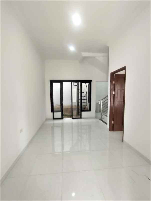 dijual rumah jalan mutiara gading city