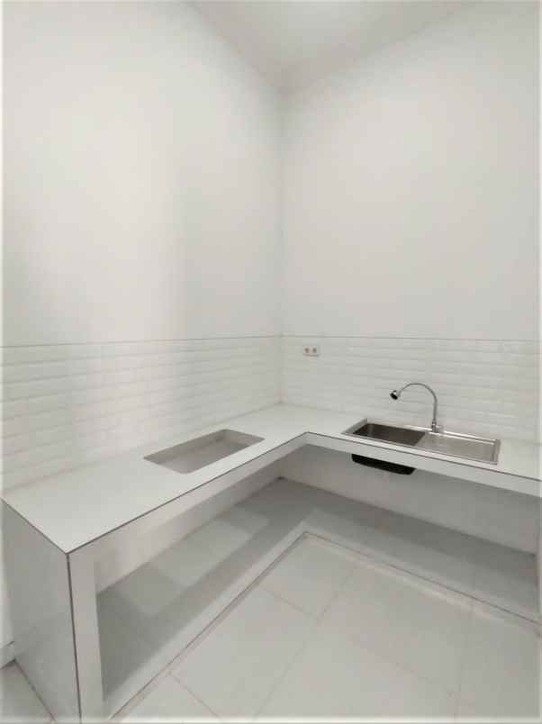 dijual rumah jalan mutiara gading city