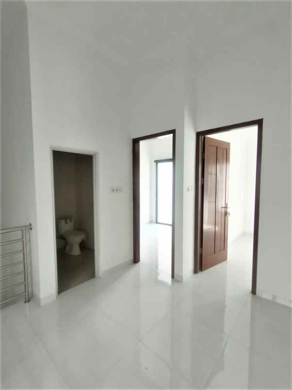 dijual rumah jalan mutiara gading city