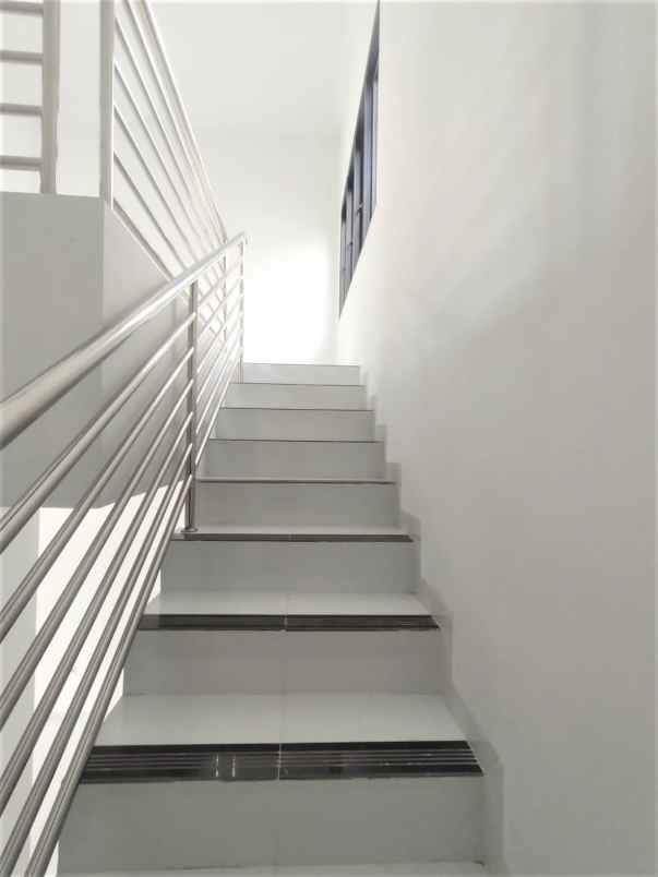 dijual rumah jalan mutiara gading city