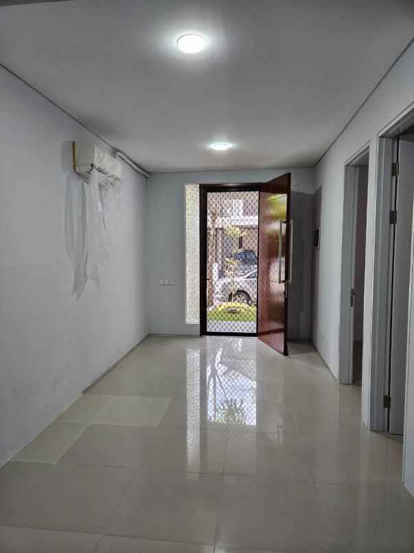 dijual rumah jalan north west park