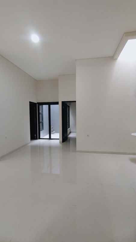 dijual rumah jalan raya aria putra