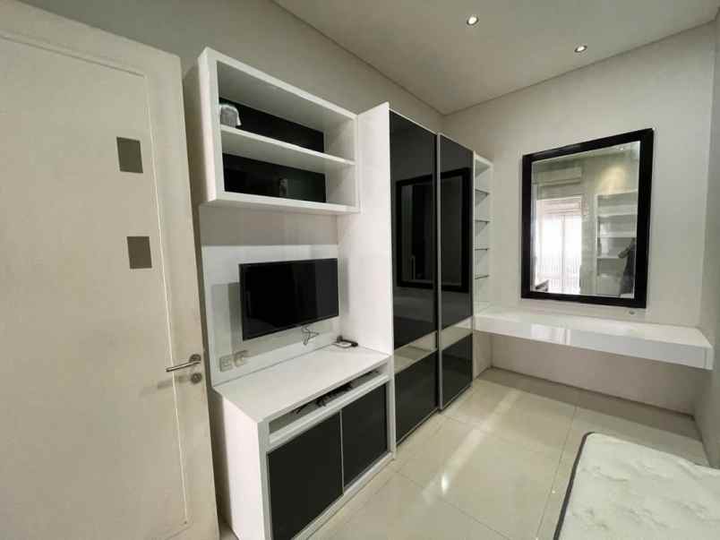 dijual rumah jalan royal residence