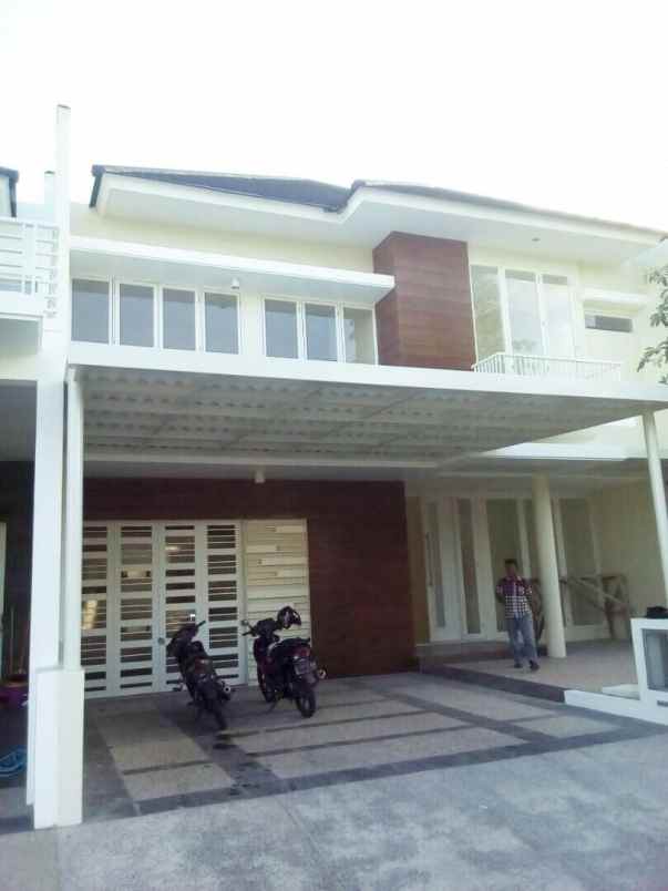 dijual rumah jalan royal residence
