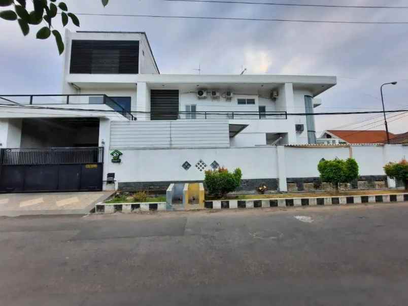 dijual rumah jl dharmahusada indah