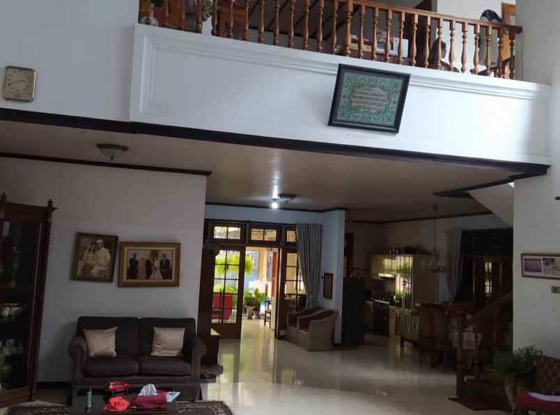 dijual rumah jl gayungsari barat