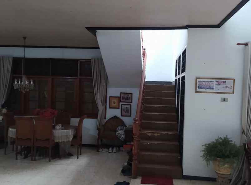 dijual rumah jl gayungsari barat