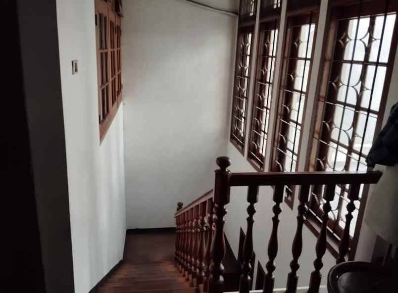 dijual rumah jl gayungsari barat