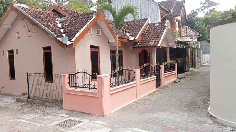 dijual rumah jl kaliurang km 12