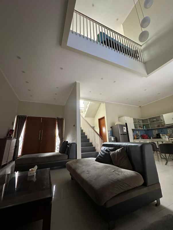 dijual rumah jl katleya metland puri