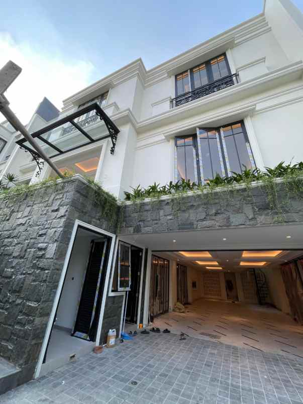 dijual rumah jl panglima polim
