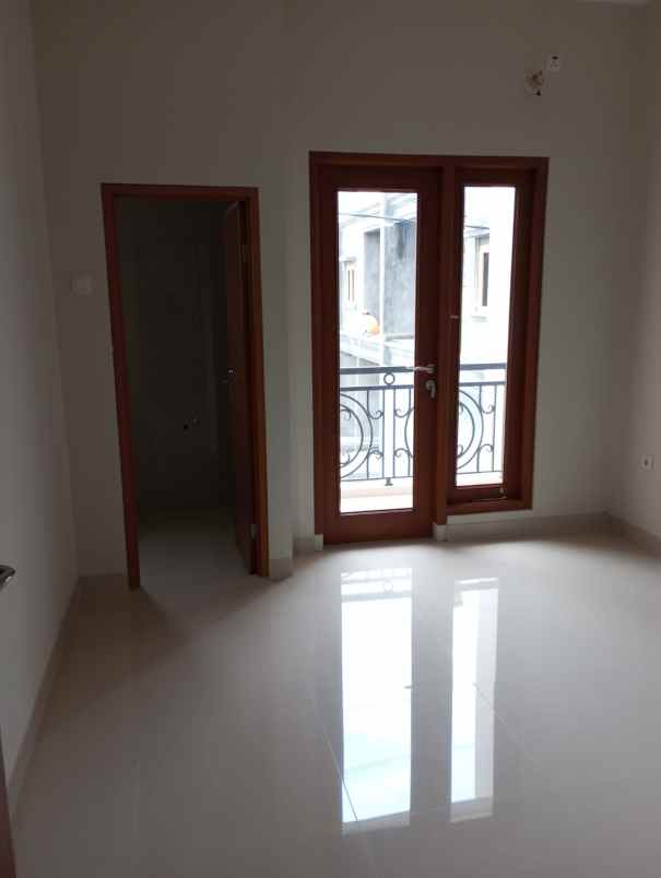 dijual rumah jl penggilingan baru