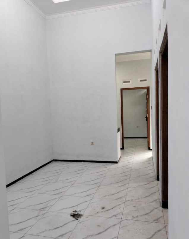 dijual rumah jl raya selomartani