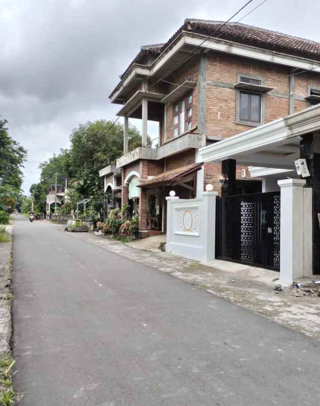 dijual rumah jl raya selomartani